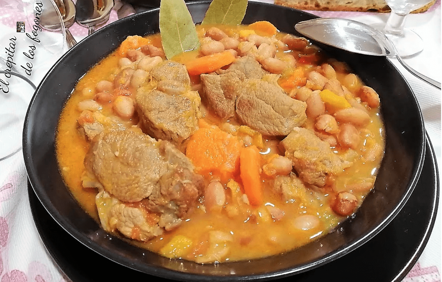 Ensalada Mediterránea  con estofado de alubias pintas con jarrete.